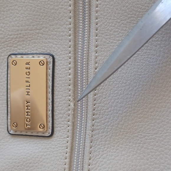 TOMMY HILFIGER Cream Pebbled Crossbody Bag With Inside & Outside Pockets - Picture 14 of 14
